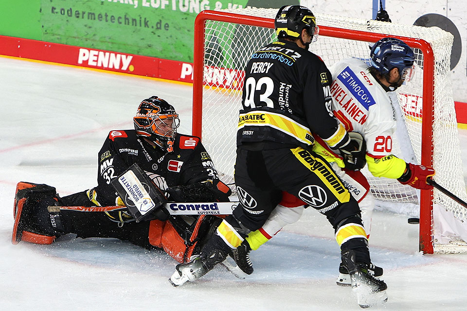 D�sseldorf trifft zum 1:1 in Krefeld.