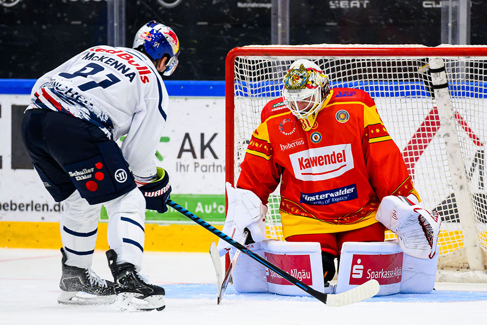 Jeremy McKenna vom EHC Red Bull M�nchen und Rihards Babulis von ESV Kaufbeuren.