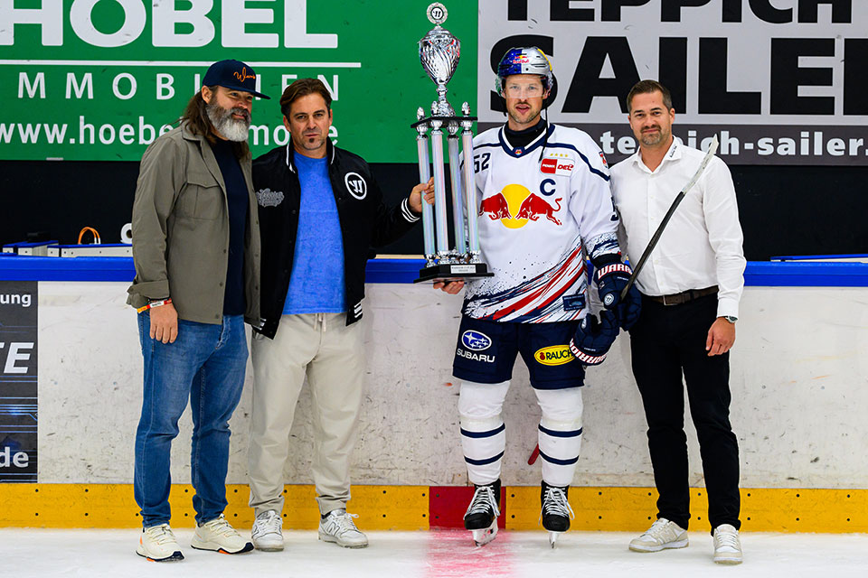 Patrick Hager mit dem Siegerpokal.