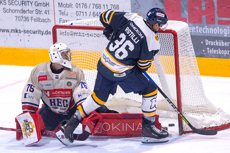 Stuttgarts Matthew Pistilli �berwindet Heilbronns Franz Jokinen beim Penaltyschie�en zum Sieg f�r die Rebels.