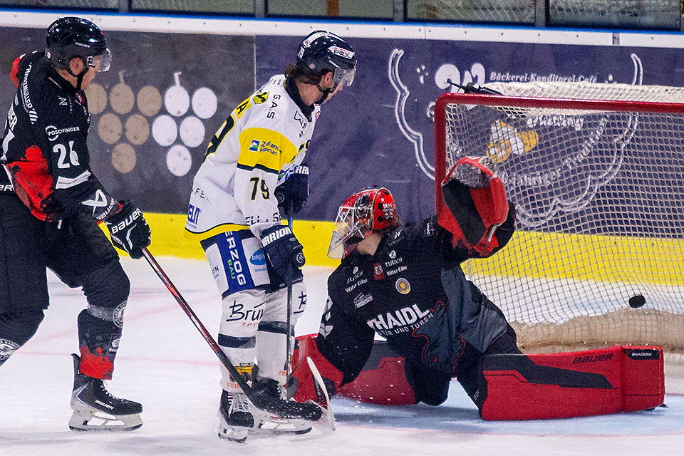 Wilfan trifft zum 1:1 f�r die Zeller Eisb�ren.