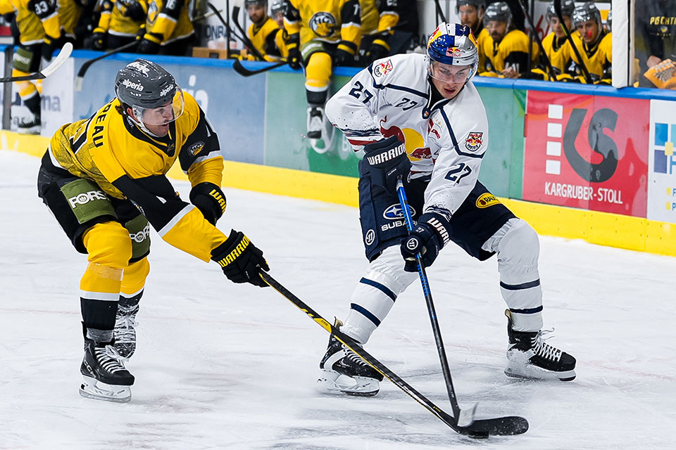 Veit Oswald vom EHC Red Bull M�nchen im Zweikampf w�hrend des Spiels zwischen HC Pustertal und EHC Red Bull M�nchen