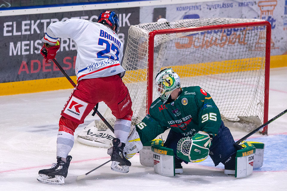 Aidan Brown trifft im ersten Drittel zum 1:0 f�r Selb in H�chstadt.