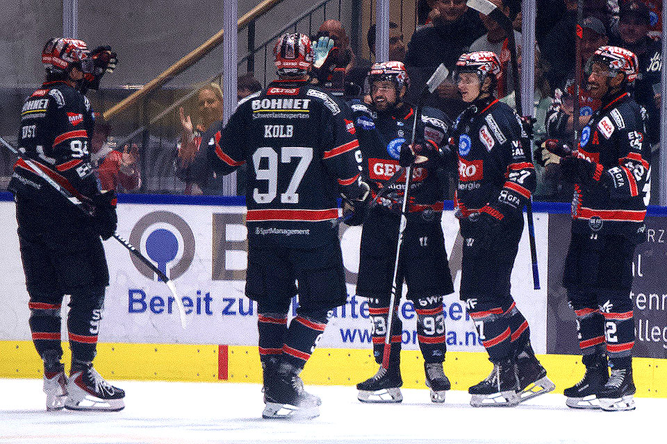 Memmingen feiert den zweiten Sieg in der DEL2 gegen Dresden.