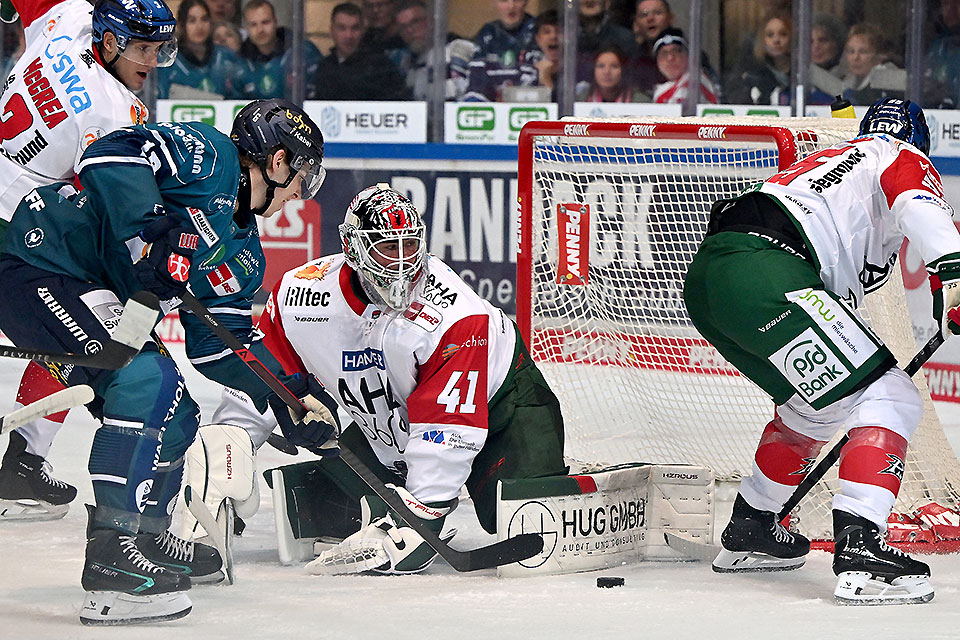 Iserlohns Johannes Krauss gegen die Panther Alec McCrea und Torwart Peyton Jones.