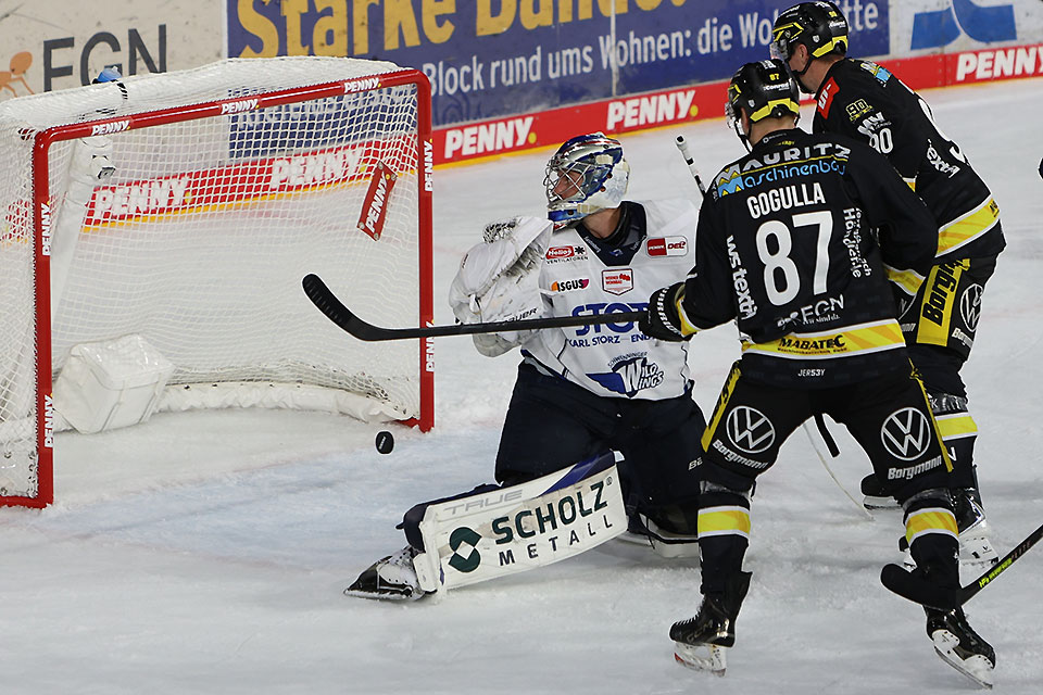 Krefeld trifft zum 2:1 gegen Schwenningen.