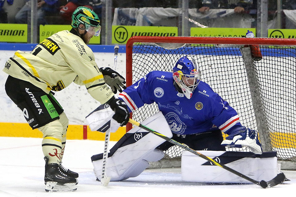 L�we Topi Piipponem gegen SCR-Goalie Max Bolle.