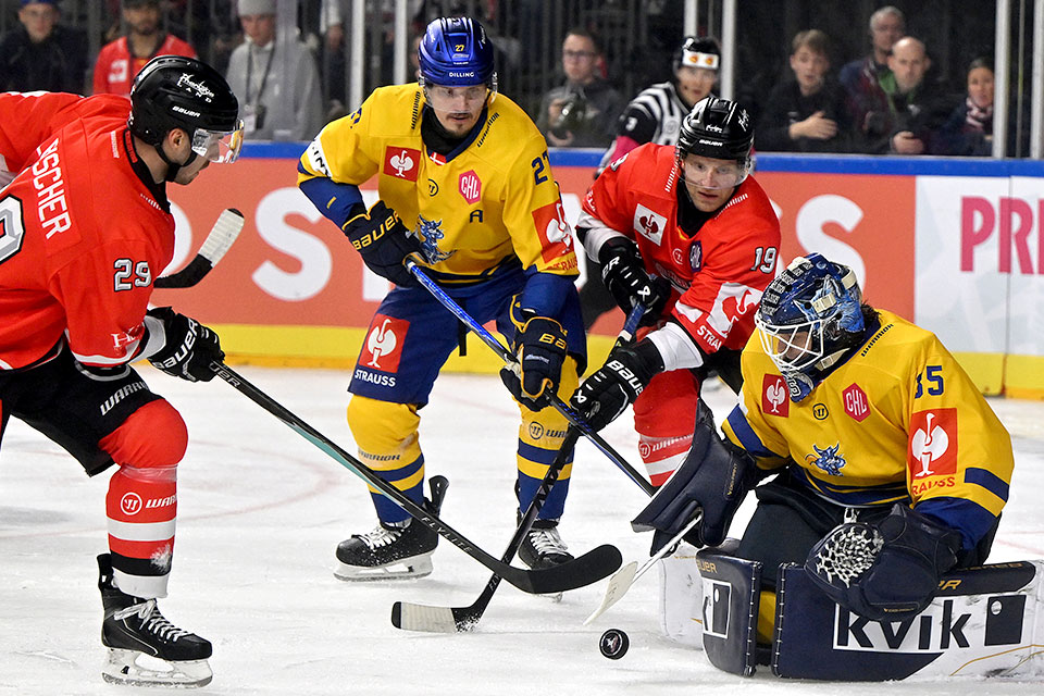 Die K�lner Frederik Storm und Tim Fleischer gegen die Herninger Oskars Cibulskis und Torwart Janis Fecers.