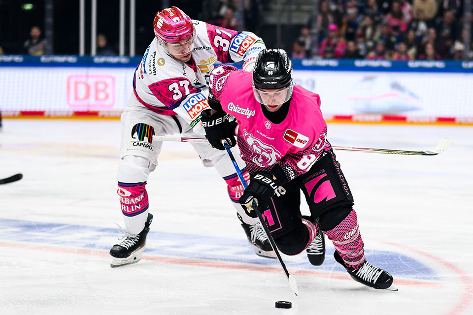 Markus Vikingstad von den Eisb�ren Berlin und Tyler Morley von den Grizzlys Wolfsburg.