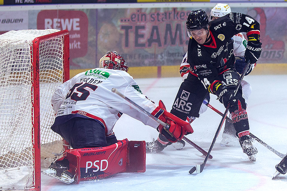 Torchance f�r Scorpions Ryan Smith im Derby gegen die Indians.