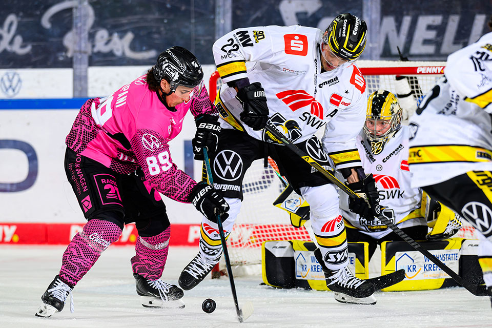 Matt Choupani von den Grizzlys Wolfsburg und Oliver Mebus von den Krefeld Pinguinen im Zweikampf.