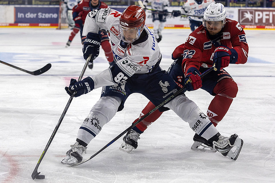 Schwenningens Sebastian Uvira gegen Mannheim Nicolas Mattinen.