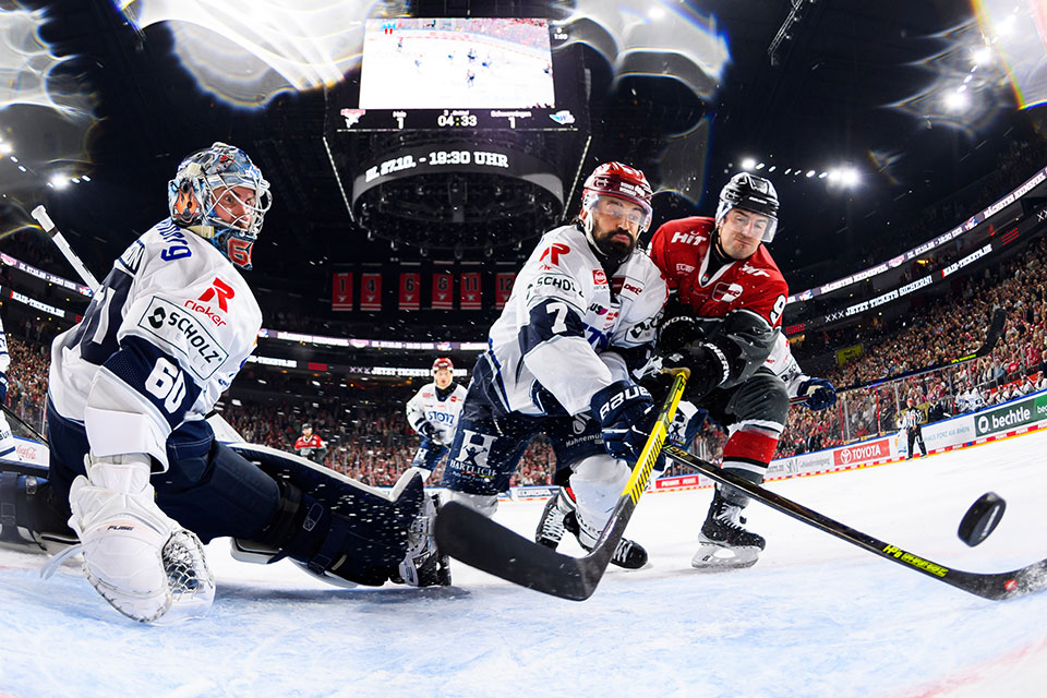 Die Schwenninger Joacim Eriksson und Dominik Bittner gegen K�lns Maximilian Kammerer.