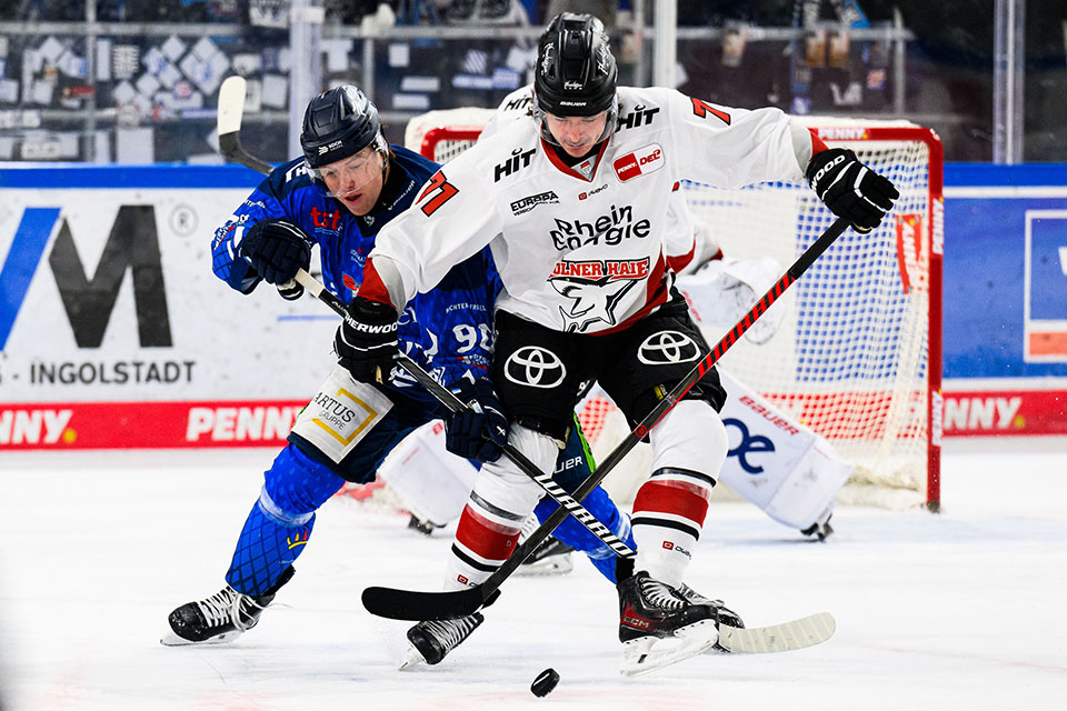 Filip Varejcka von den Straubing Tigers und Daniel Fischbuch von den K�lner Haien.