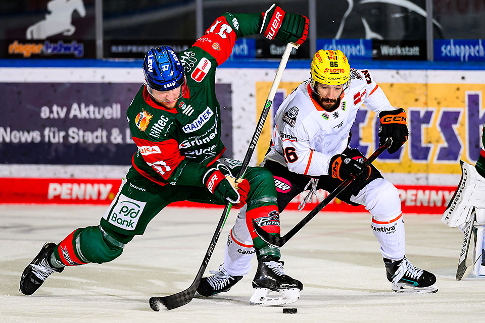 Kyle Wood von den Augsburger Panther und Cameron Brace von den L�wen Frankfurt im Zweikampf.