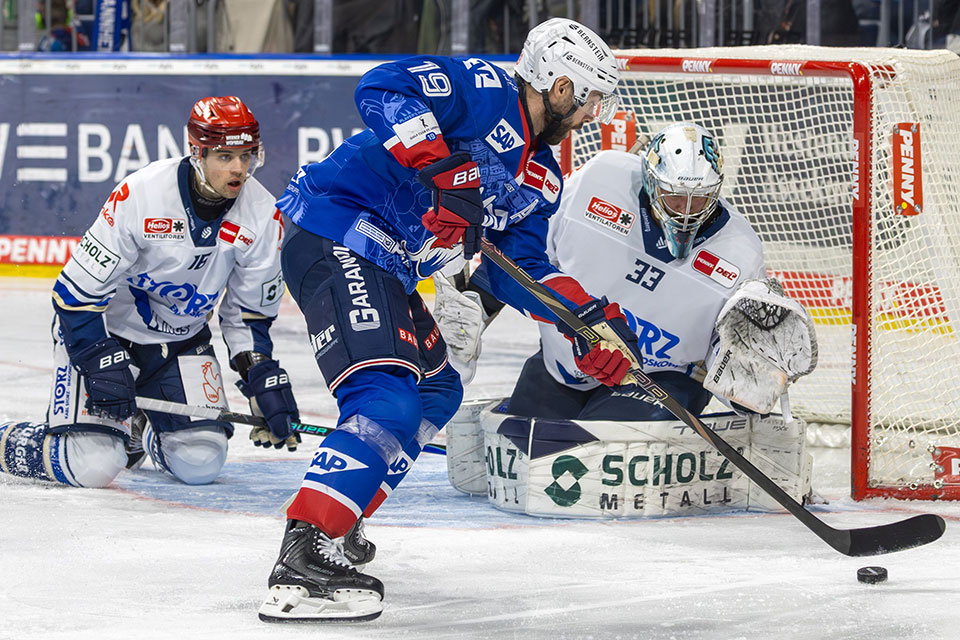 Spielszene Mannheim gegen Schwenningen.